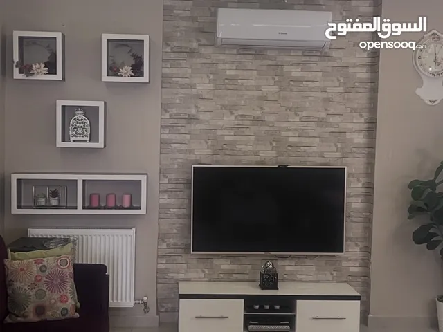 طاوله تلفزيون مع بوكسات ديكور بحاله ممتازه للبيع