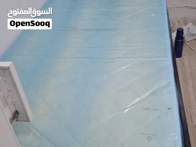 سرير حديد مع الفراش