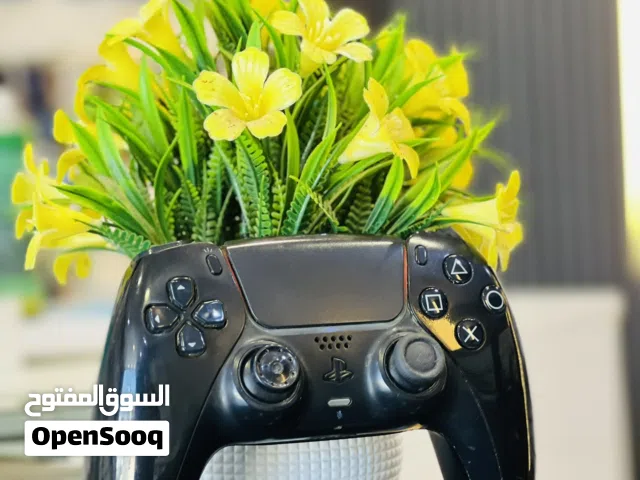 يد تحكم PS5 مستعملا