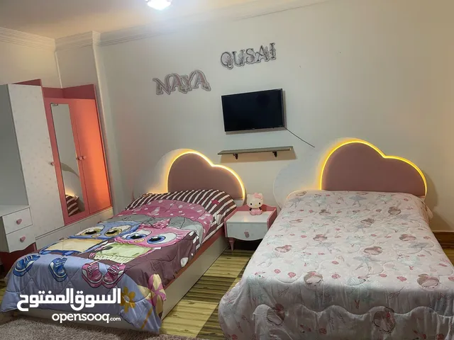 غرفة نوم اطفال سريرين وخزانة وتسريحة ومرايا عدد 2 وكموند