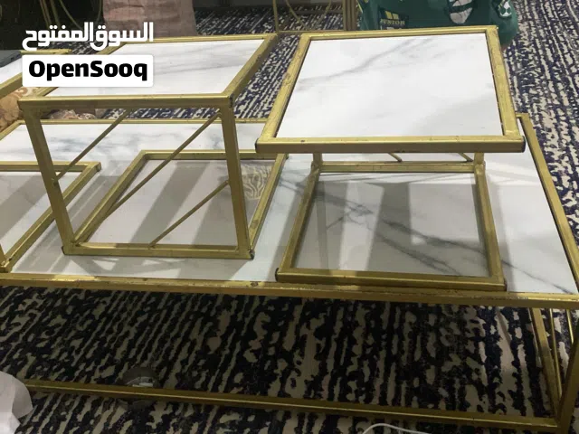 طاولة أرضية كبيرة نظيفة مع ثلاث طاولات صغار