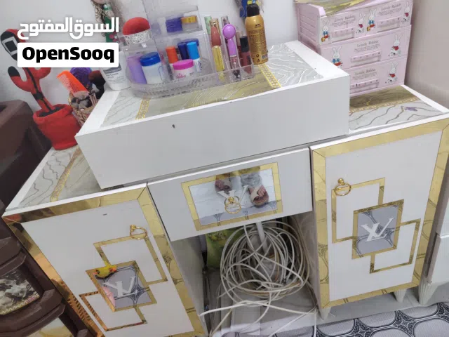 ميز تواليت وطاولات يم سرير