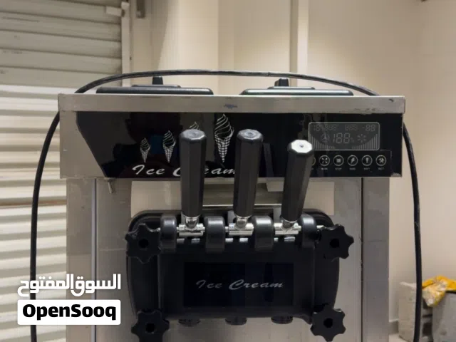 مكينة ايس كريم للبيع (150BD) سليمه 100٪ تم عمل صيانه لها..فقط يوجد اثار بعض الصمغ و تم تنظيفه
