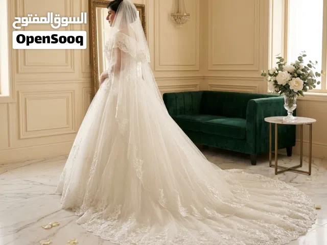 فستان زفاف مع الاكسسوار