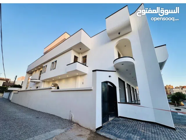 فيلا او مبنى للايجار موقع ممتاز سوق الجمعة طريق الشط يبعد عن البحر 200م يصلح خدمي