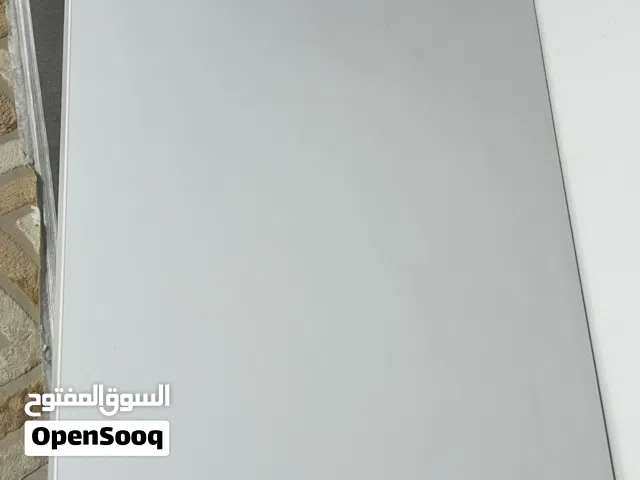 ميز دراسة باللون الابيض