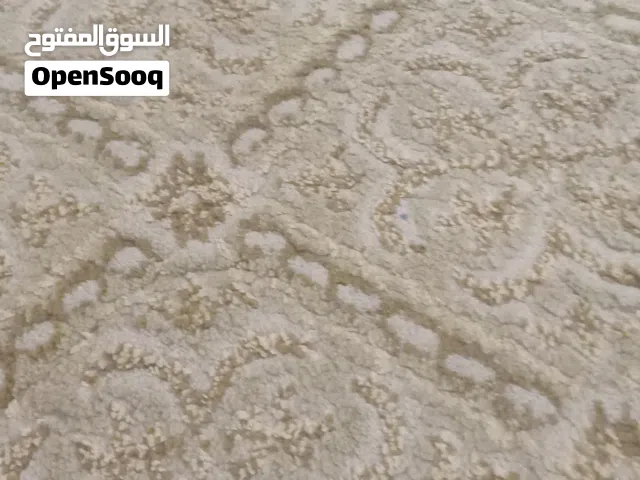 زربية 2,5 على 4 متر مزخرفة لون بيج للبيع