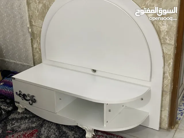 ميز تلفزيون خشبي