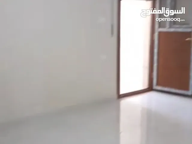 مخزن .100 م . إيجار. بلقرب من جامع القبطان . فشلوم.