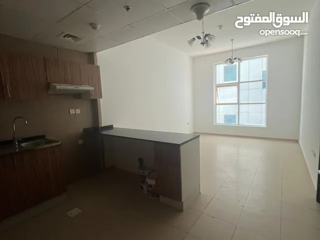 غرفه وصاله للايجار السنوي + ابراج السيتي تاور + موقع متميز وحيوي + سهلة المخرج ع دبي والشارقه