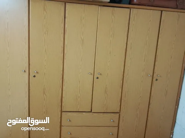 خزانتين نضاف مش مخلعات ولا اشي مكسور للبيع خزانه ب 50 دينارولثانيه تفصيل ب70 دينار للتواصل علرقم فقط