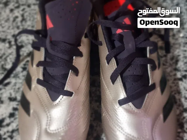 حذاء اديداس رياضي