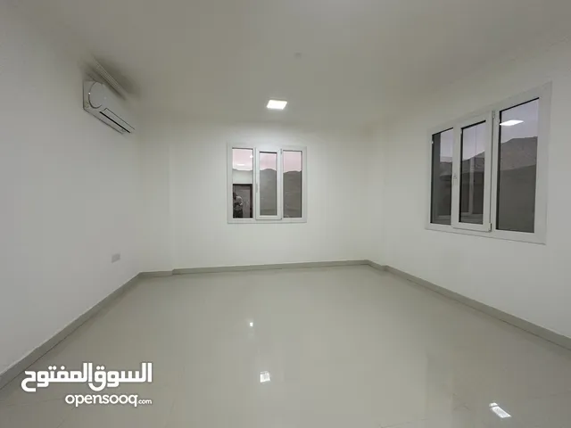 شقه غرفتين نوم للبيع في غلا خط اول شارع السلطان قابوس مساحة 100 