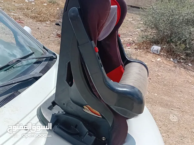 كرسي طفل صغير للسيارة لون خمري  وسكني  يد متحركه  وايضا  كرسي  ناعم  وجامد وجميل ورائع.