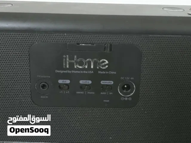 سماعة iHome iD28 المحمولة: صوت قوي، بطارية قابلة للشحن، راديو FM ومنفذ AUX متعدد الاستخدام ، مع محول