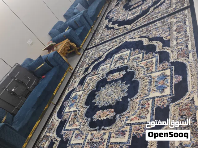 سجاد تركي نظيف جدا مقاس 3×4 وبحالة جيدة العدد 2 نفس الطقم اللون كحلي .