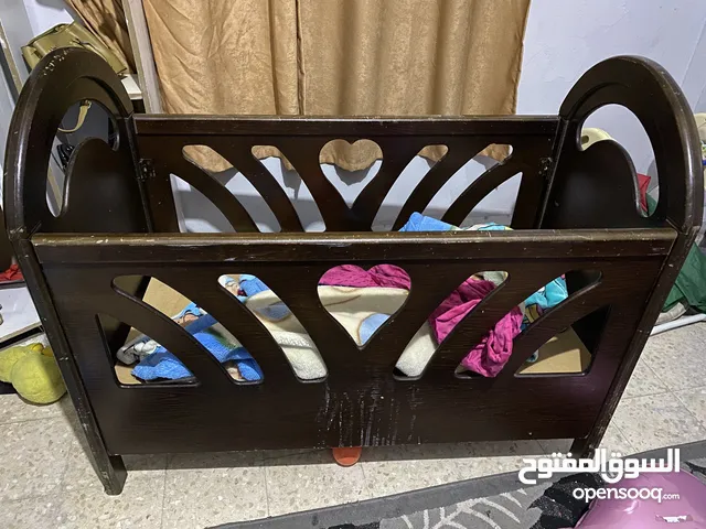 تخت بيبي بدرجين مساحة تخزين جيدة استعمال خفيف بحاجة لرشة دهان فقط