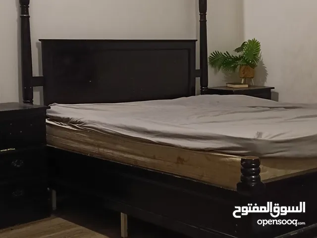 سرير مستعمل خشب اصلي و مفصل وياه طاولتين جانب السرير