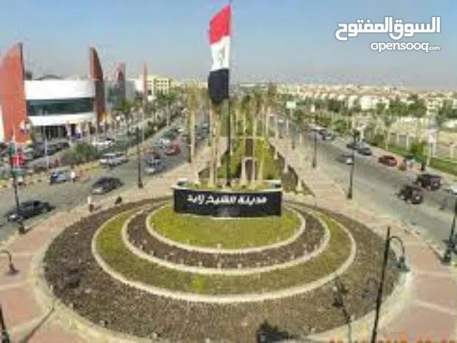 صيدلية للايجار مدينة الشيخ زايد مول تجاري راقي على شارع رائيسي المساحة  147متر دورين مساحة كل دور 73