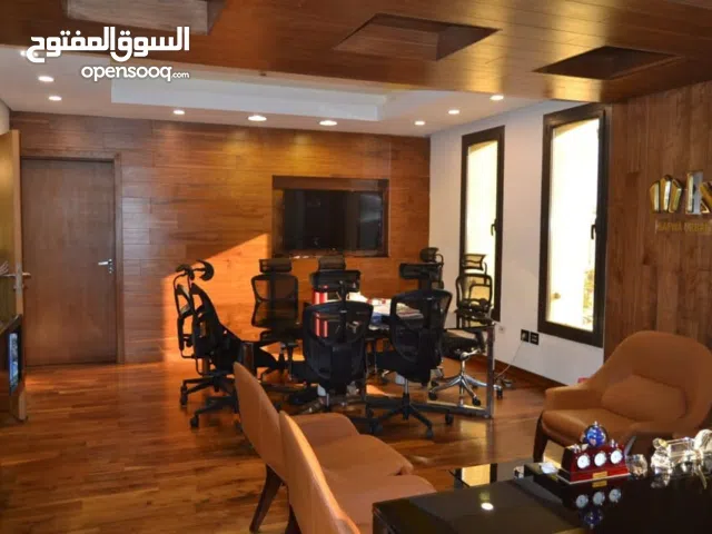 مكتب اداري للبيع متشطب بالتكييفات في مبني اداري مبني بالكامل علي ميدان رئيسي وقريب من كل المحاور