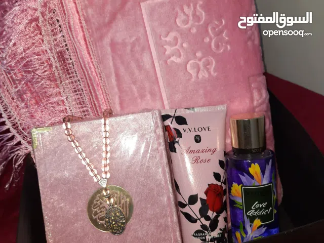 سجادة صلاة وبكجات هداية رمضان ومسابح ومصاحف مخمل وسجادة المحراب وصندوق مخمل فيه سجادة ومحصف مخمل