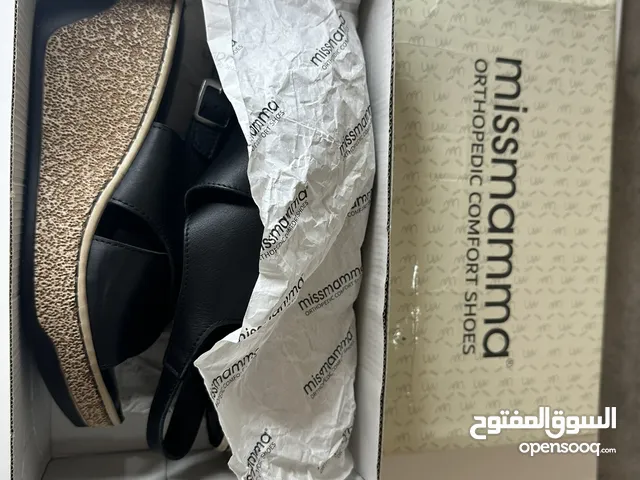 صندل نسائي جديد غير مستعمل جلد طبيعي % ضبانه وكعب مريح جدا متوفر نمره 36 و 37 صناعه تركيه