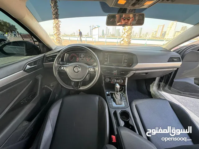 Sedan Volkswagen in Dubai