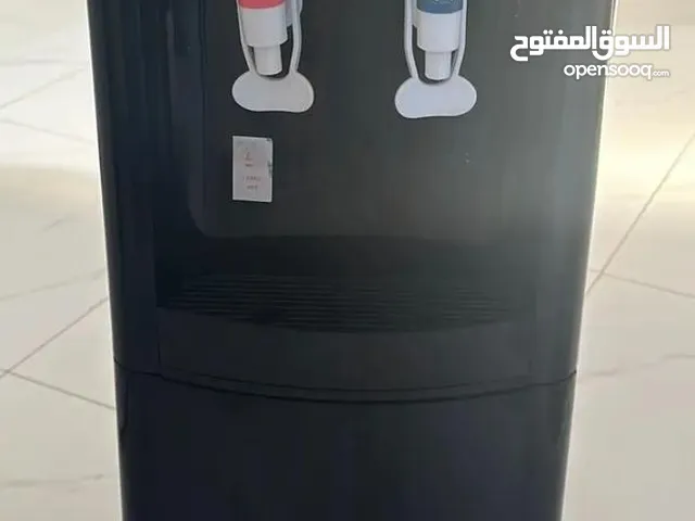 براد ماء و مكنسة و خزانة أحذية و سرير