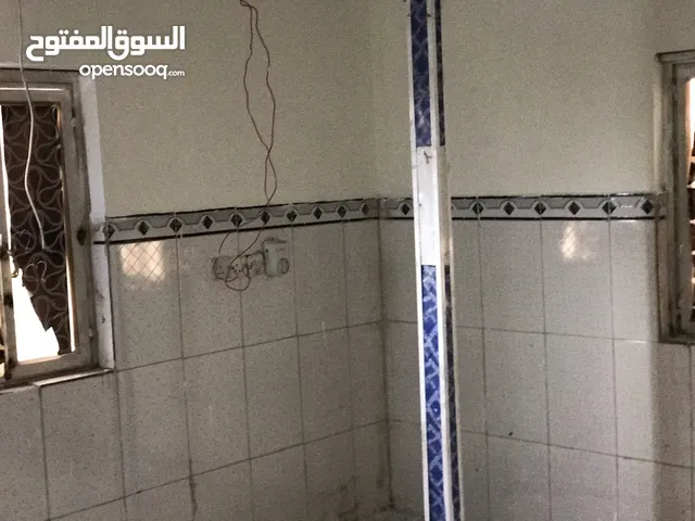 شقه للايجار في الجمهوريه مقابل الملعب جهه الصناعيه تتكون من غرفتين نوم وهول ومطبخ وصحيات السعر 350