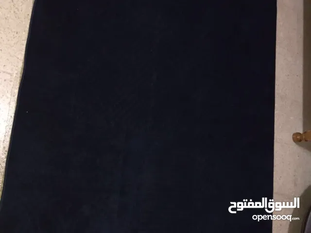 سجادة لون كحلي غامق شبه جديدة