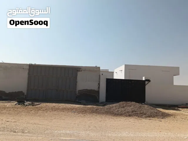 يوجد معرض + مخزن 150 متر + سكن عمال + حوش قريب من مركز البركة للتسوق للايجار