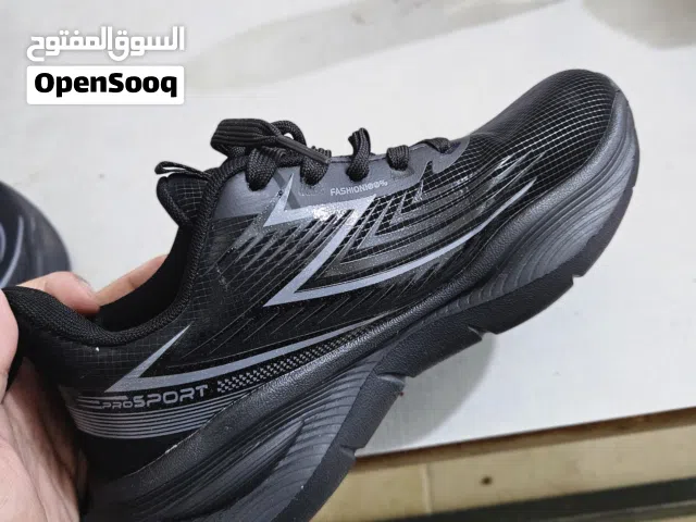 كاوتش اسود مقاس 40
