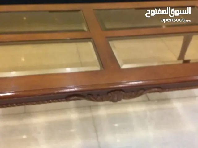 عارضة مع ميز تلفزيون ميز وسطي وطبلات 2