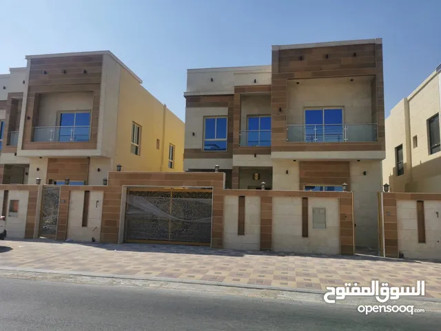 فيلا فاخرة، 5 غرف نوم رئيسية + غرفة خادمة + 6 مواقف سيارات  تملك حر لجميع الجنسيات  قريبة من مخرج