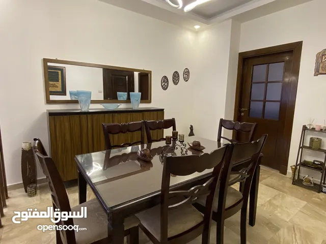 طاولة خشبيه بحالة الجديد مع 6 كراسي مع دنسوار ومراية