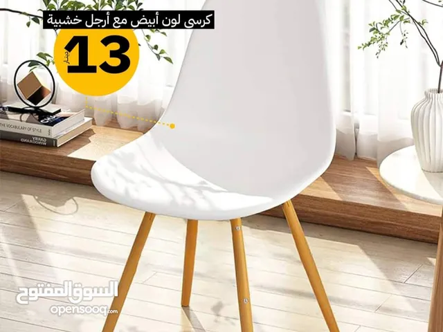 كرسي وطاولة لون أبيض بتصميم عصري مناسب للمطبخ وغرف الجلوس والانتظار، للدراسة وللمكاتب
