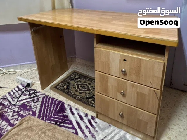 مكتب لون بني