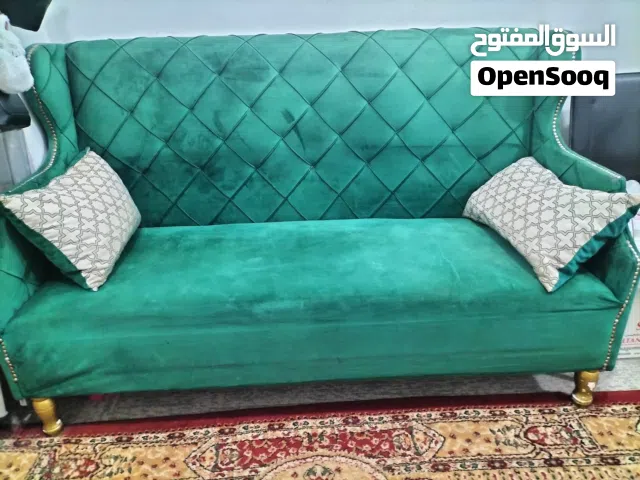 أغراض البيع لدواعي السفر بحالة ممتازة  انترية مكون من 2 كنبه و 2 كرسي  وعدد 2 كرسي و2 طابعة hp