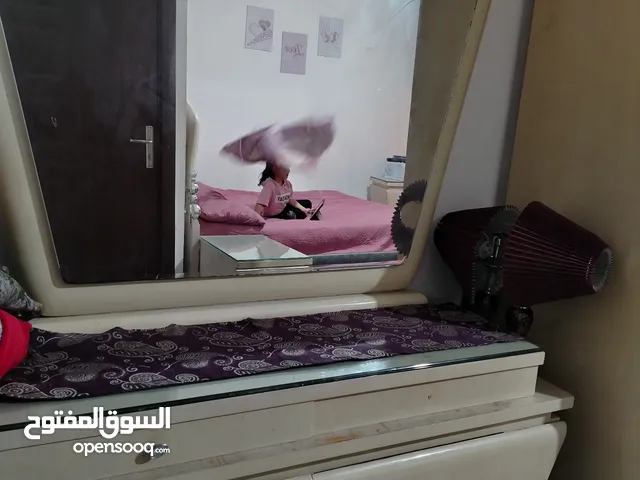 غرفة نوم دمياطي مصري بحالة جيدة