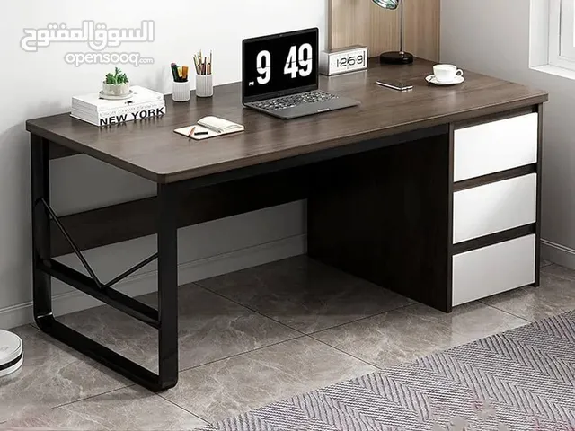 مكتب فاخر بتصميم عصري أنيق هيكل معدني أسود قوي يمنح المكتب ثبات وأناقة