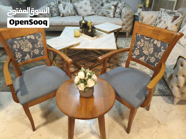 طقم كرسيين وطاوله بحاله ممتازه لا يعانون من اي شي