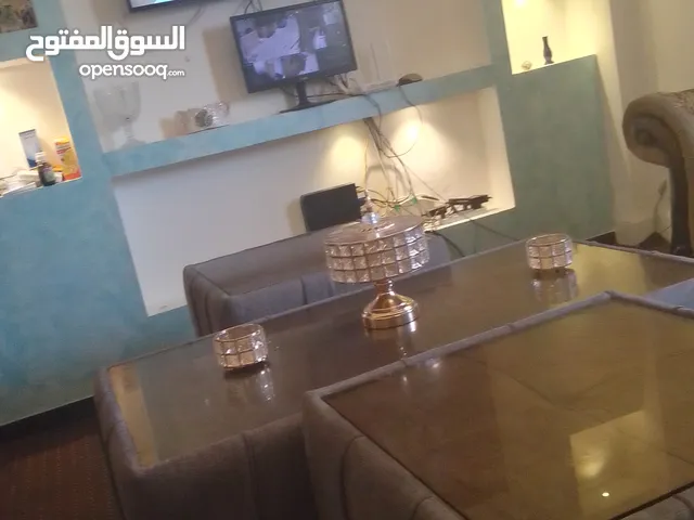 طاولات لون سكني مستعمل