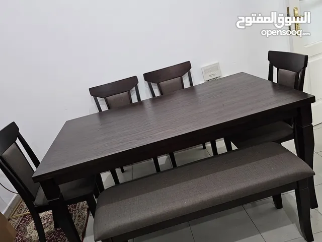6 person dining table in excellent condition