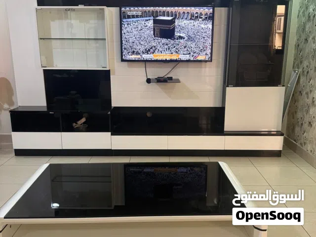 للبيع مكتبة تلفزيون كبيرة طقم كامل مع الطاوله و للعلم يوجد بها ليتات ومجرات ونضافة 90بالمئة