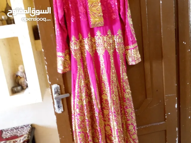 قفطان عدد 2 قياس S للبيع بسعر مغري الواحد ب 15 دينار والاثنين ب 25 دينار موجودات بالسلط