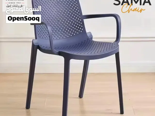 كرسي بأيدي باللون الازرق الجذاب مصنوعه من ماده العظم الصلبه،قابل للترتيب فوق بعض ،متوفر خدمة توصيل