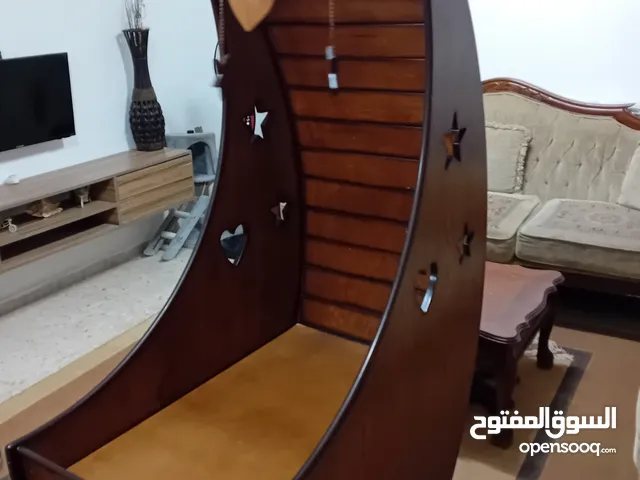 سرير اطفال بيبي على شكل هلال تفصيل خشب لاتيه كامل