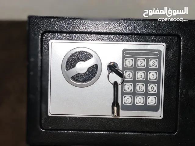 خزنة وصوبتين للبيع