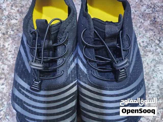 حذاء سباحة