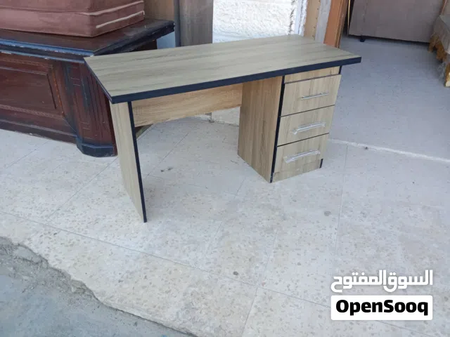 مكاتب وأثاث مكتبي وأجهزة كهربائية للبيع